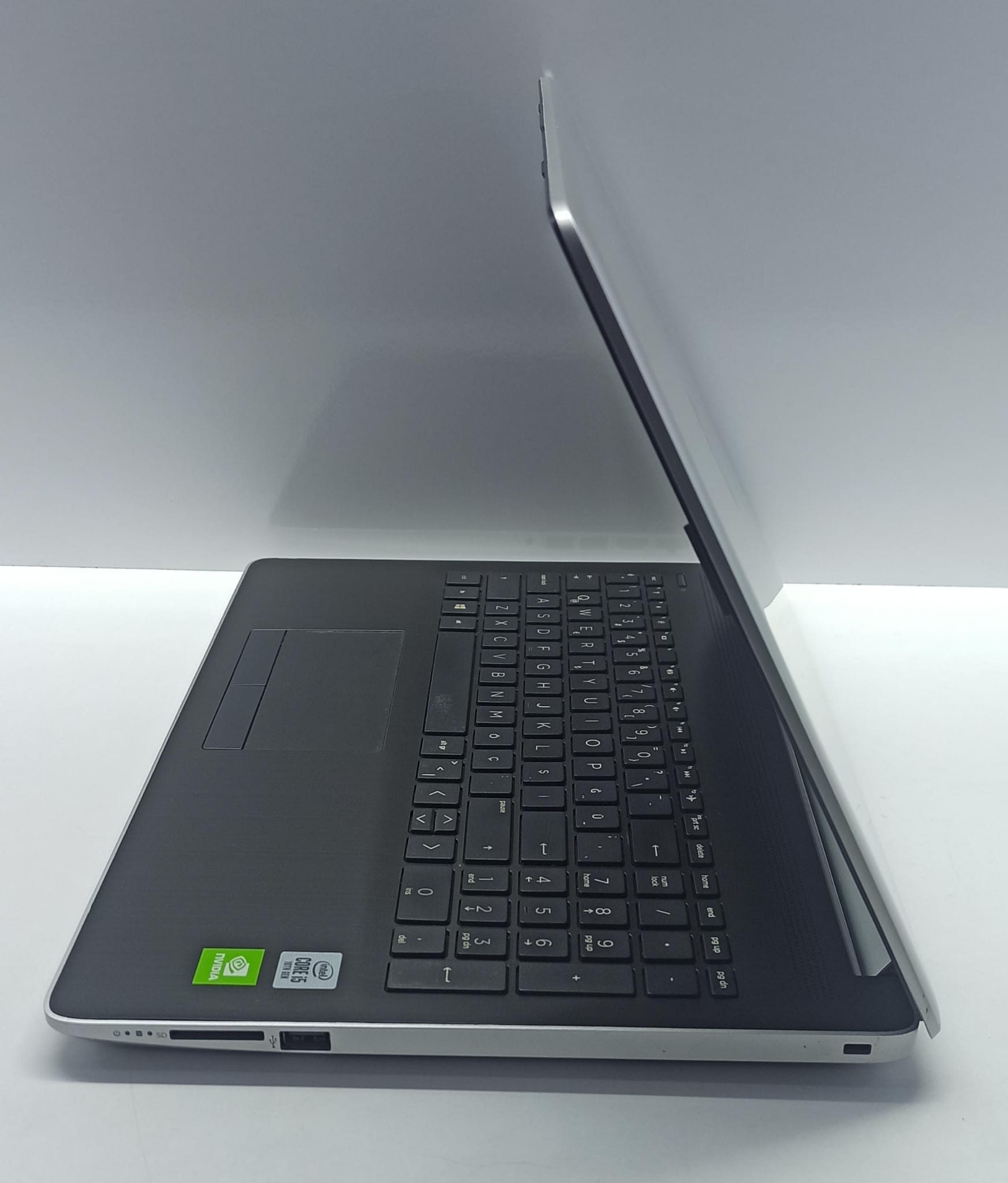 2.EL NB ''15.6 HP 15-DA2002NT İ5 10.NESİL 8GB DDR4 256GB M2 NVME WIN10